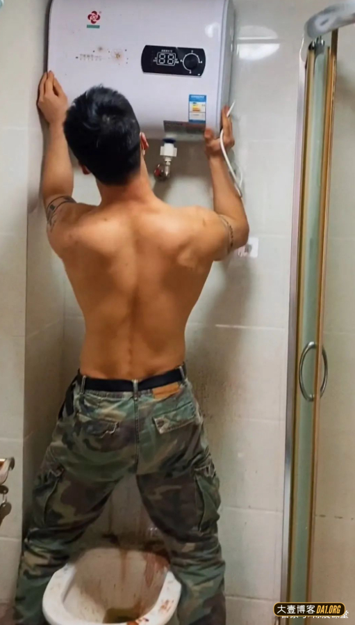 抓拍来我家装热水器的安装工，肌肉好大块