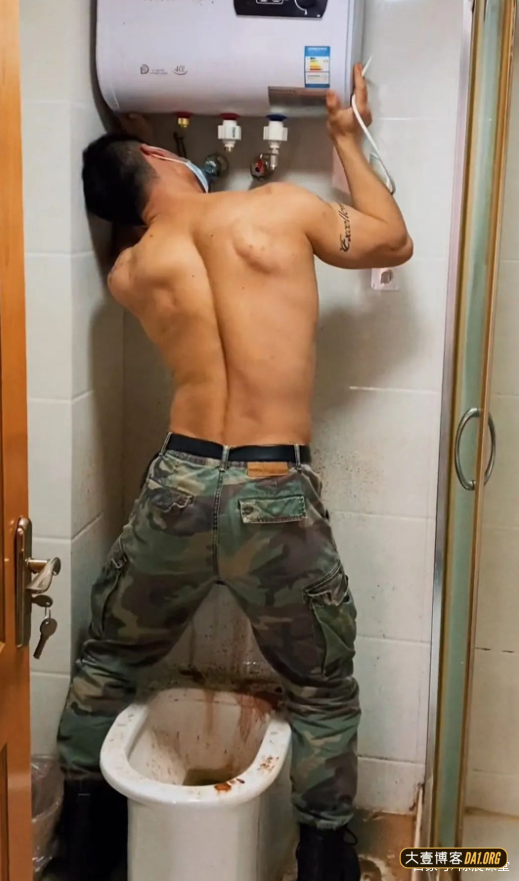 抓拍来我家装热水器的安装工，肌肉好大块