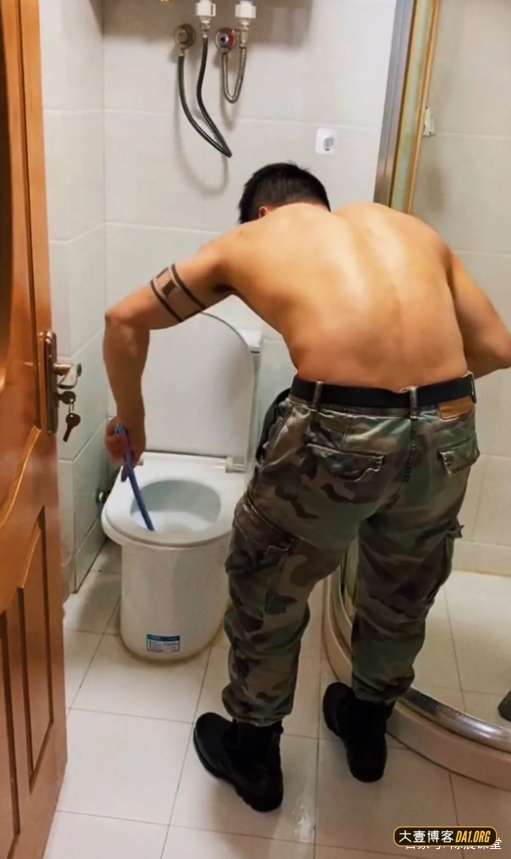 抓拍来我家装热水器的安装工，肌肉好大块