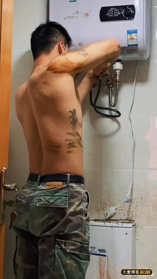 抓拍来我家装热水器的安装工，肌肉好大块