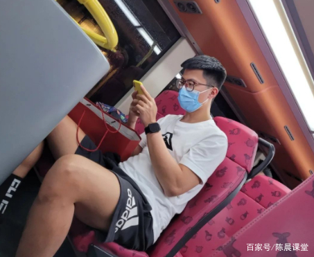 抓拍来我家装热水器的安装工，肌肉好大块
