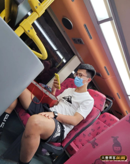 抓拍来我家装热水器的安装工，肌肉好大块
