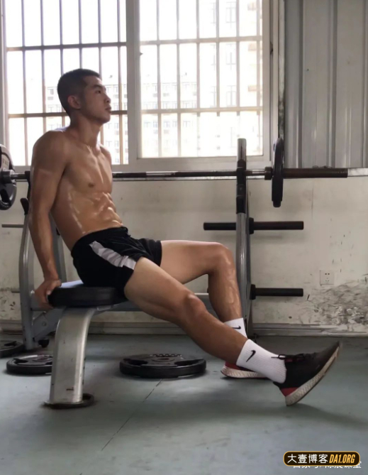 抓拍来我家装热水器的安装工，肌肉好大块