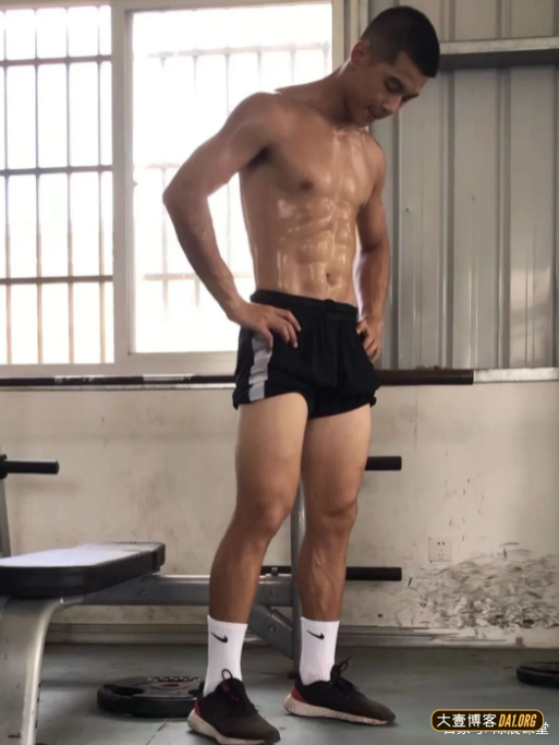 抓拍来我家装热水器的安装工，肌肉好大块
