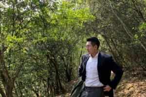 帅哥穿正装，皮鞋爬了几个小时的山，直呼累坏了！-大壹博客