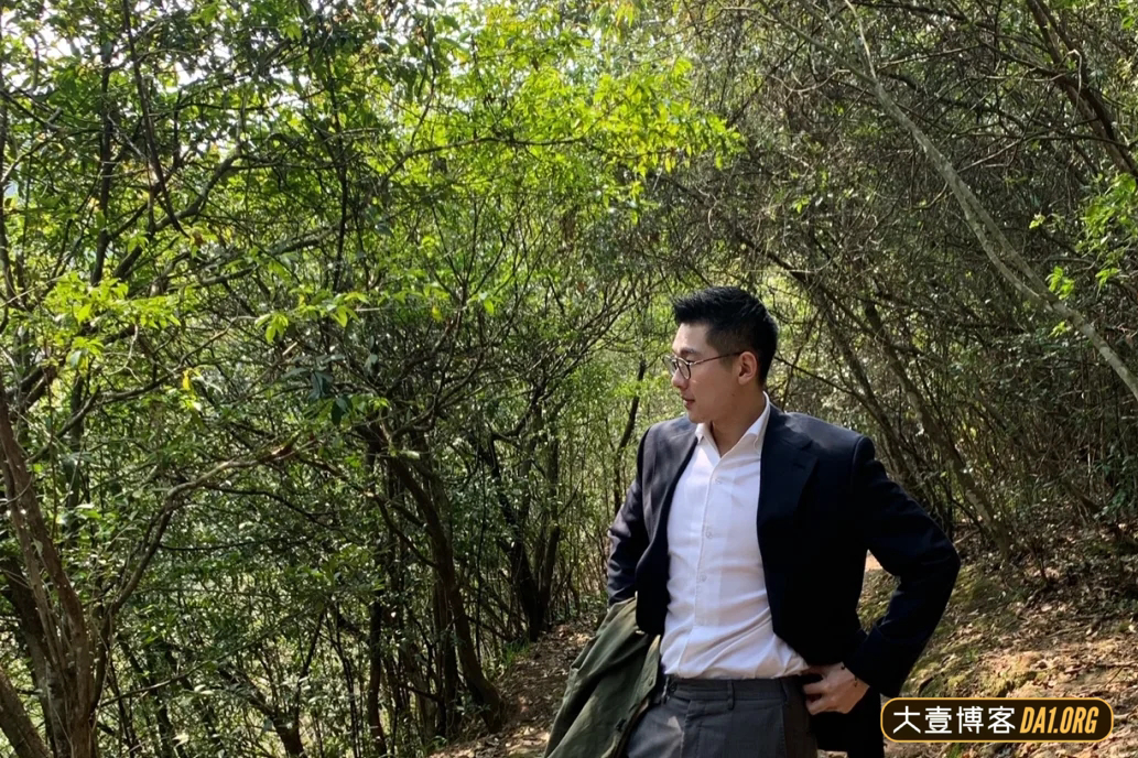 帅哥穿正装，皮鞋爬了几个小时的山，直呼累坏了！-大壹博客