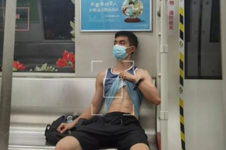 地铁上偶遇撩衣秀腹肌的小哥，把我看害羞了-大壹博客