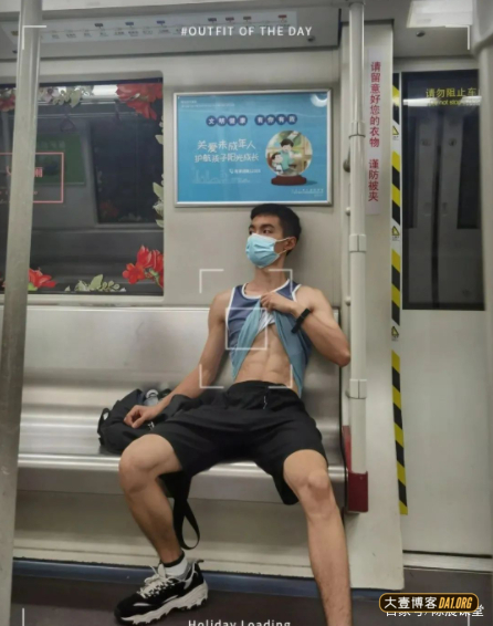 地铁上偶遇撩衣秀腹肌的小哥,把我看害羞了 地铁上偶遇撩衣秀腹肌的小哥,把我看害羞了