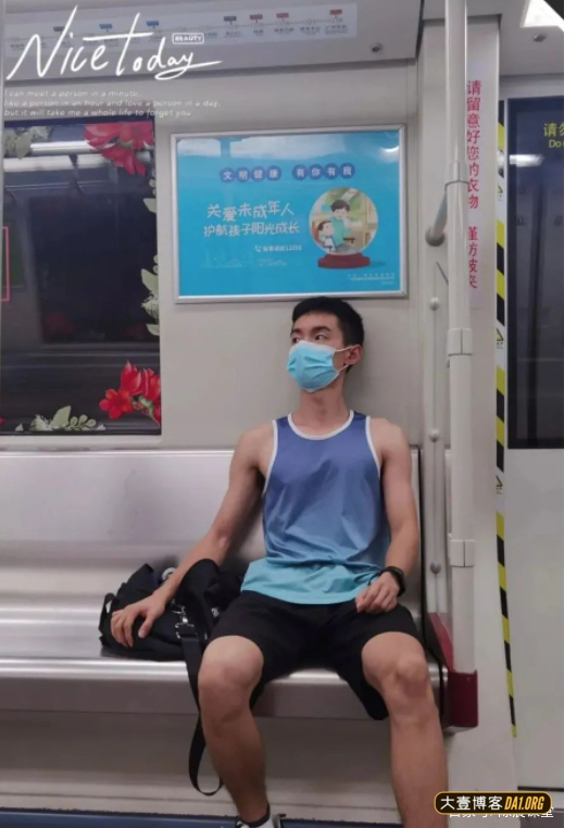 地铁上偶遇撩衣秀腹肌的小哥,把我看害羞了 地铁上偶遇撩衣秀腹肌的小哥,把我看害羞了