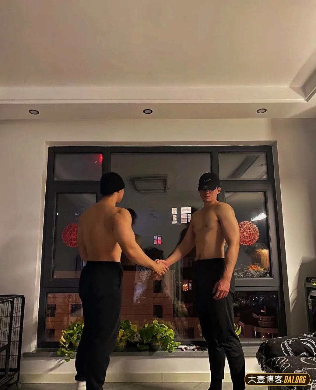 当一群肌肉男住在一起是什么体验呢？