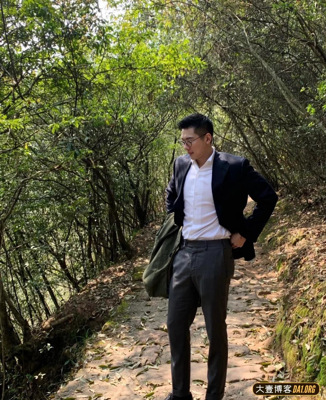 帅哥穿正装，皮鞋爬了几个小时的山，直呼累坏了！