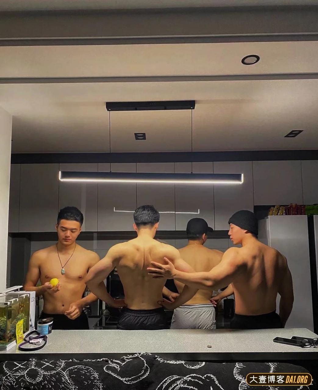 当一群肌肉男住在一起是什么体验呢？