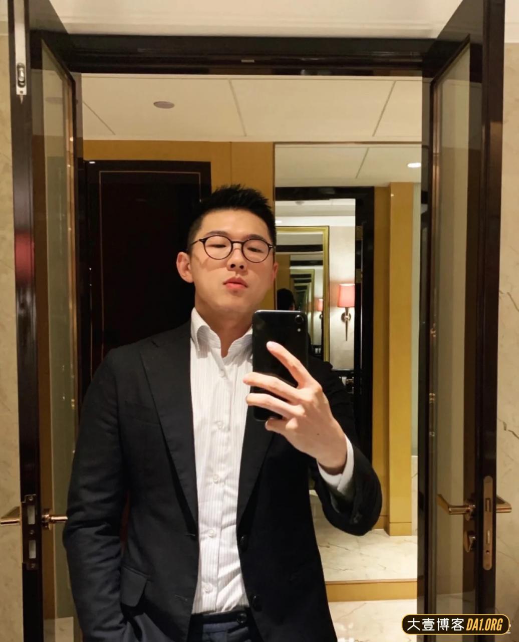 帅哥穿正装，皮鞋爬了几个小时的山，直呼累坏了！