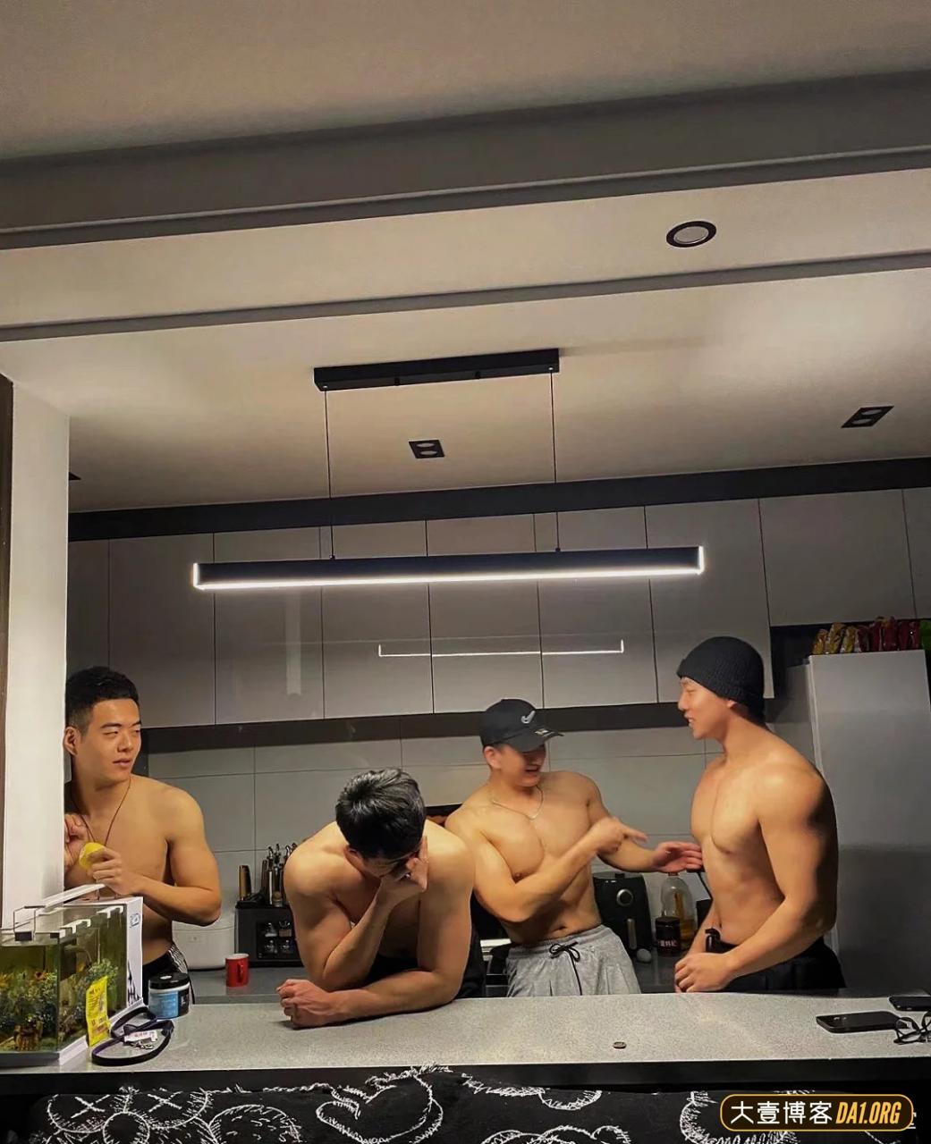 当一群肌肉男住在一起是什么体验呢？
