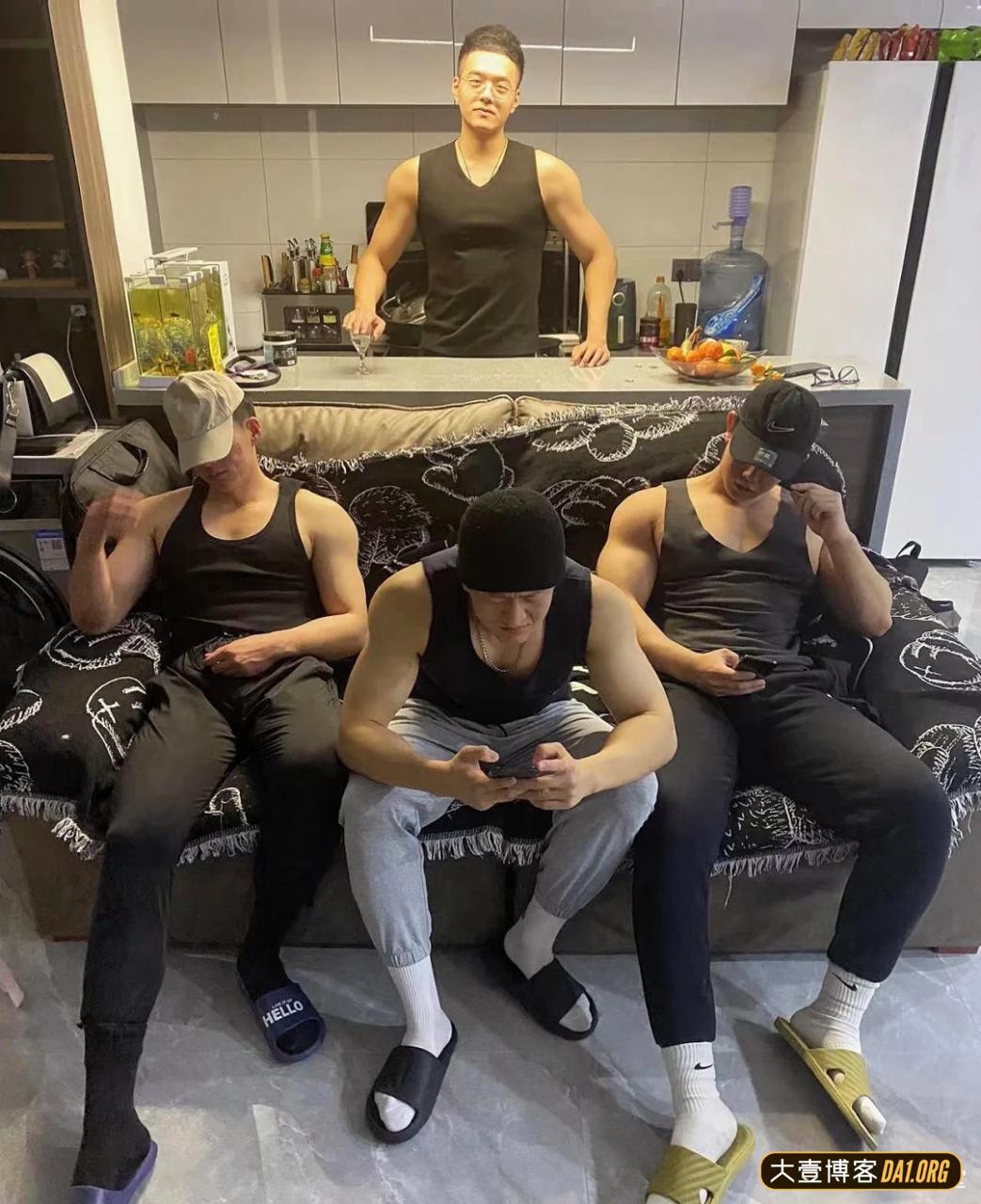 当一群肌肉男住在一起是什么体验呢？