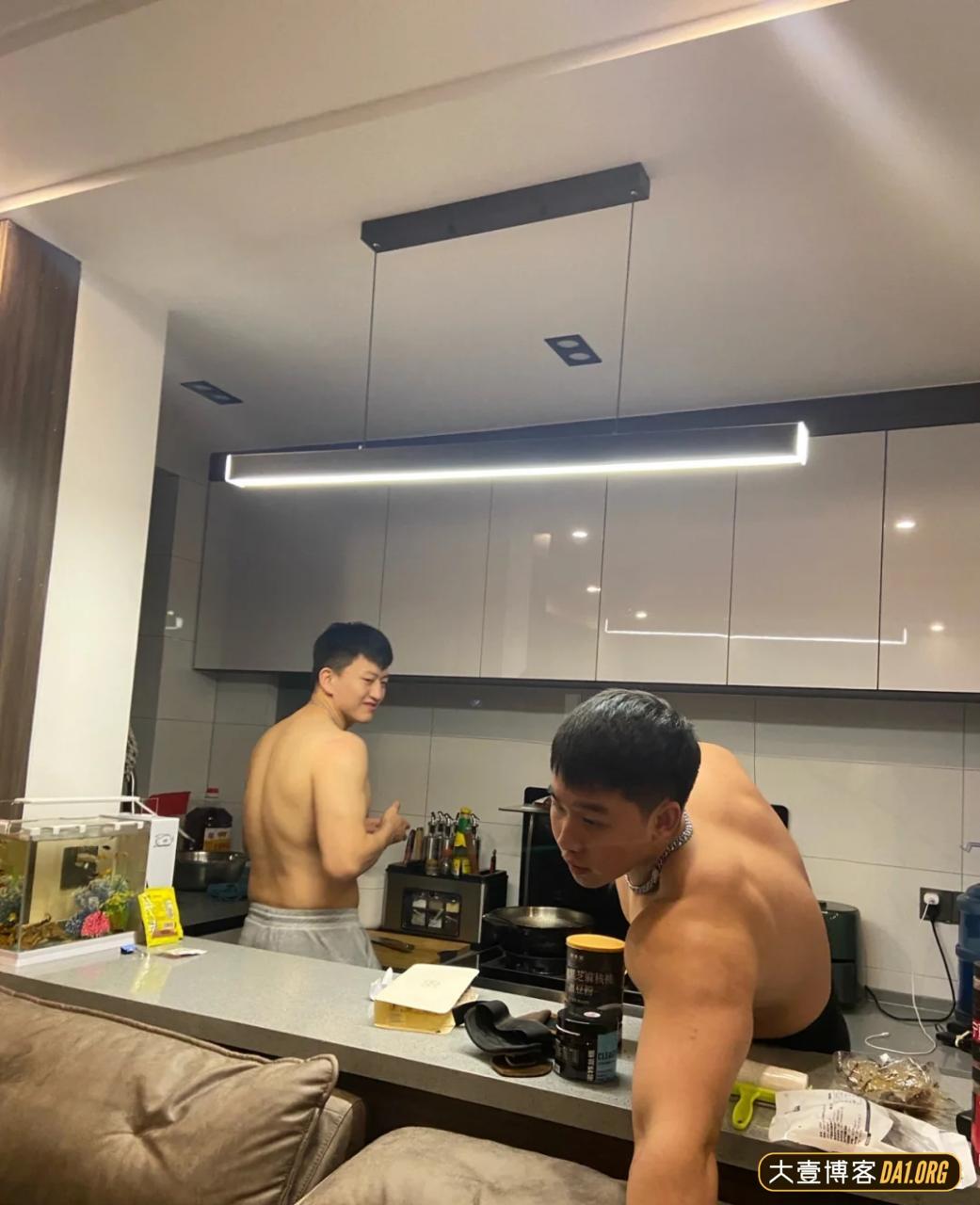 当一群肌肉男住在一起是什么体验呢？