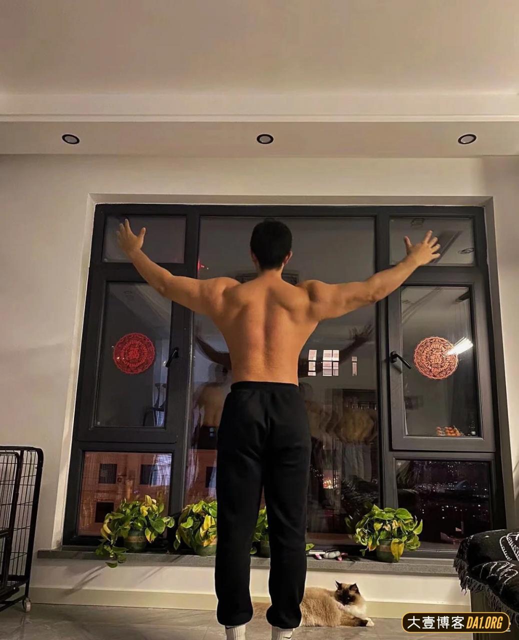 当一群肌肉男住在一起是什么体验呢？