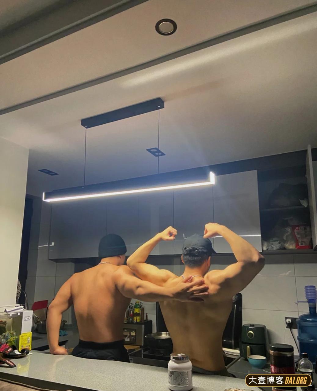 当一群肌肉男住在一起是什么体验呢？