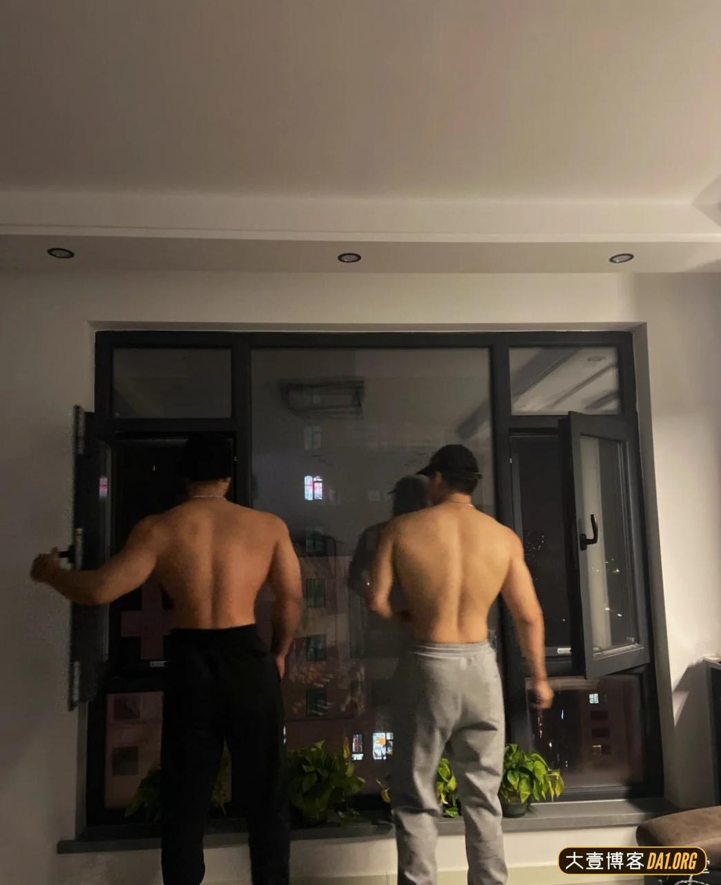 当一群肌肉男住在一起是什么体验呢？