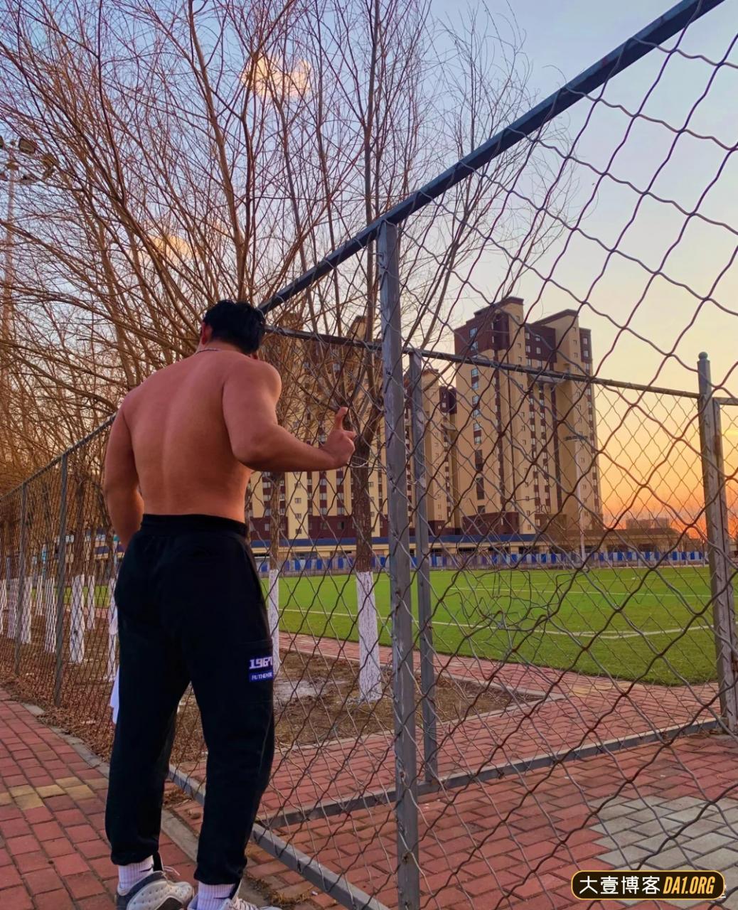 当一群肌肉男住在一起是什么体验呢？