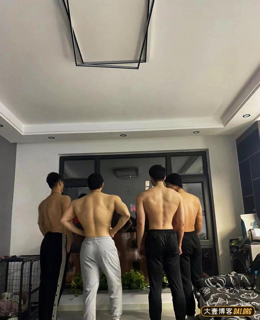 当一群肌肉男住在一起是什么体验呢？