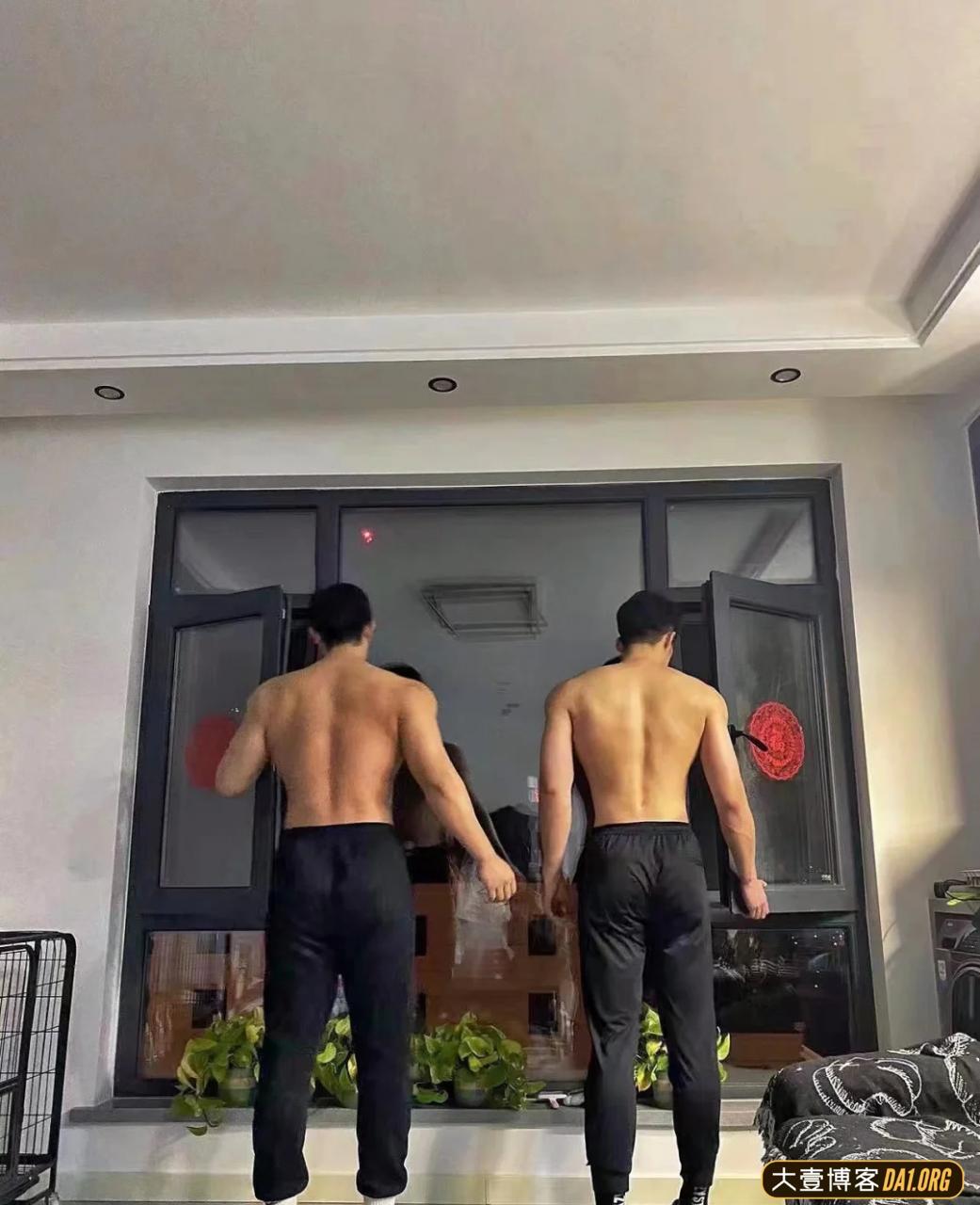 当一群肌肉男住在一起是什么体验呢？