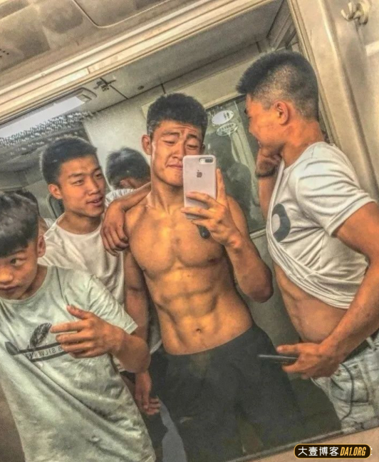 来自山东的摔跤体育生,线条明显,胸肌好看,个个都是身材好呀! 来自山东的摔跤体育生,线条明显,胸肌好看,个个都是身材好呀!