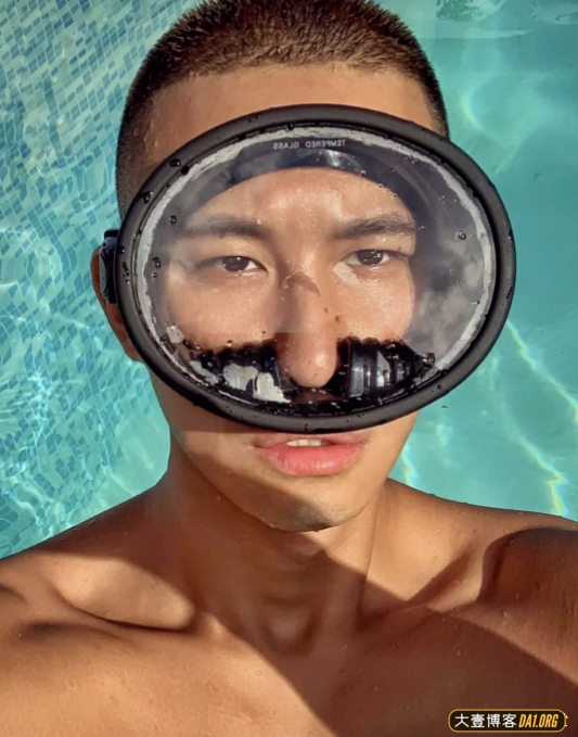 捕捉到一条大尾巴美男鱼，肌肉轮廓清晰可见，雄性力量美扑面而来