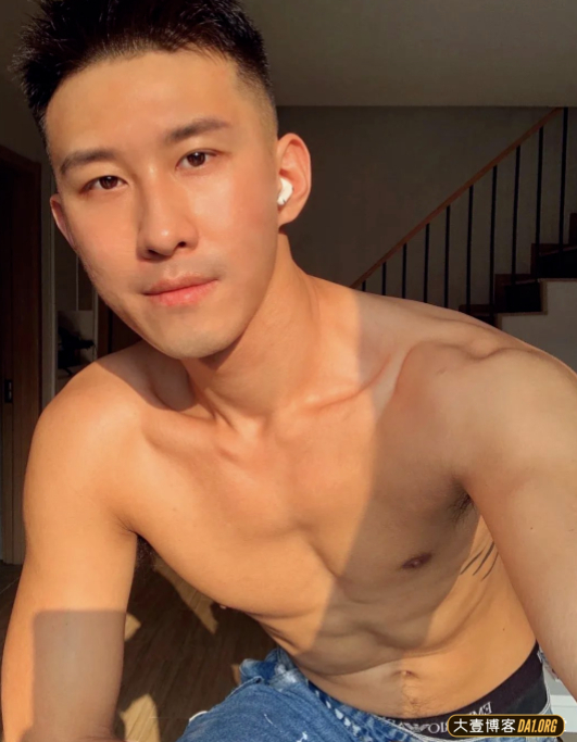捕捉到一条大尾巴美男鱼，肌肉轮廓清晰可见，雄性力量美扑面而来