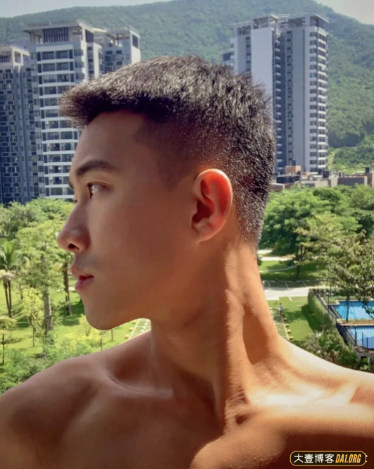 捕捉到一条大尾巴美男鱼，肌肉轮廓清晰可见，雄性力量美扑面而来