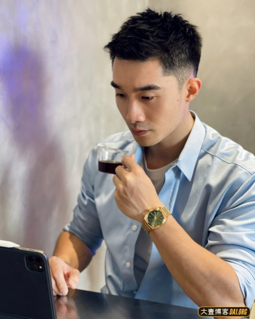 大鼻子小帅哥，不留胡子和留胡子的他完全两副面孔！