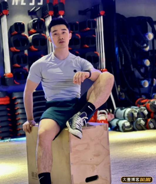 大鼻子小帅哥，不留胡子和留胡子的他完全两副面孔！