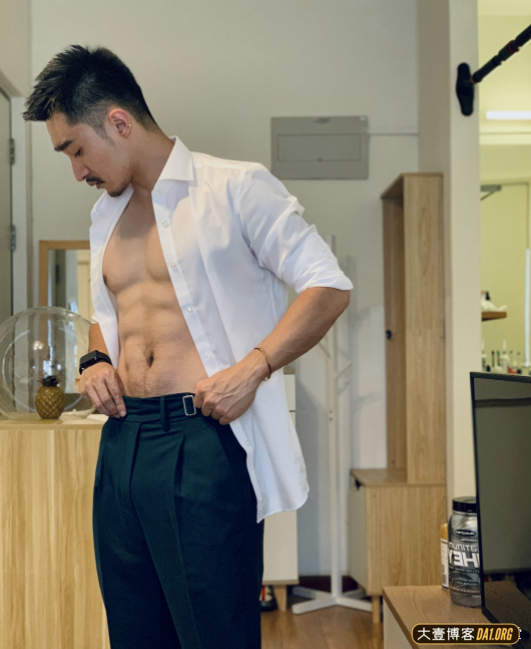 大鼻子小帅哥，不留胡子和留胡子的他完全两副面孔！