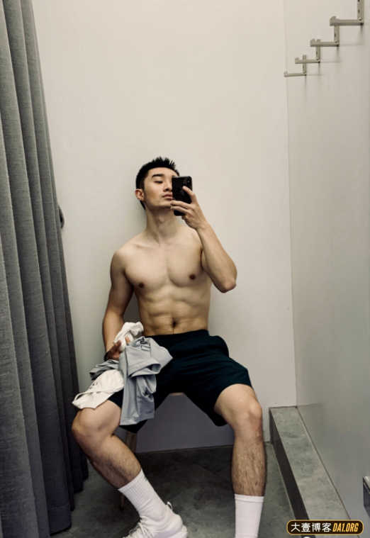 大鼻子小帅哥，不留胡子和留胡子的他完全两副面孔！