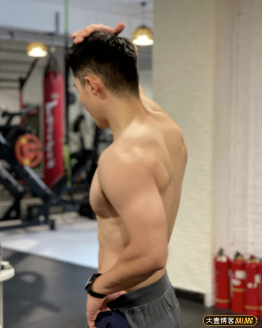 大鼻子小帅哥，不留胡子和留胡子的他完全两副面孔！