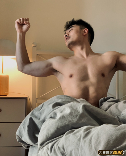大鼻子小帅哥，不留胡子和留胡子的他完全两副面孔！
