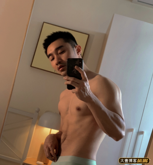 大鼻子小帅哥，不留胡子和留胡子的他完全两副面孔！