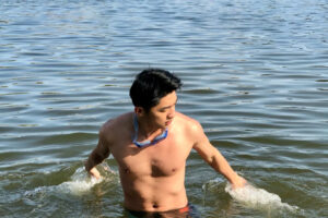 酷爱野泳的四川帅哥,一年四季都穿着泳裤泡在水里-大壹博客