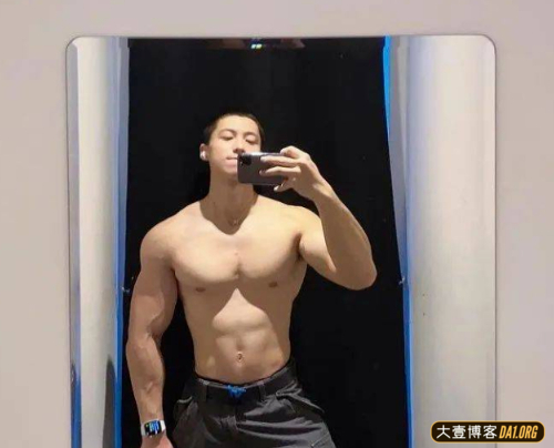 比体育老师还健壮的语文老师你见过吗？