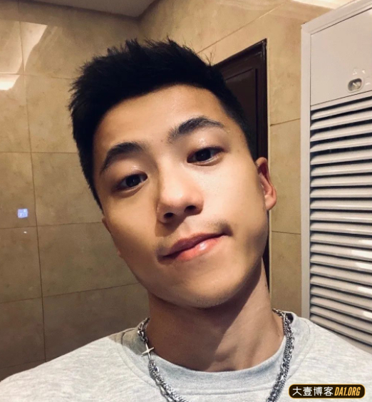 比体育老师还健壮的语文老师你见过吗？