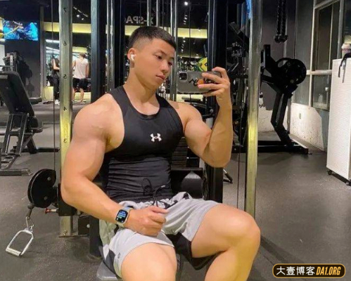 比体育老师还健壮的语文老师你见过吗？