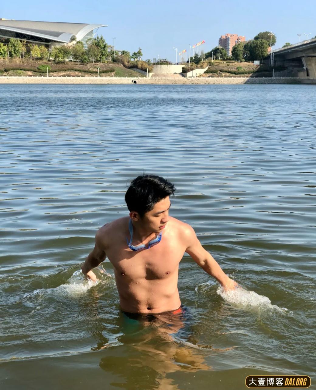 酷爱野泳的四川帅哥，一年四季都穿着泳裤泡在水里