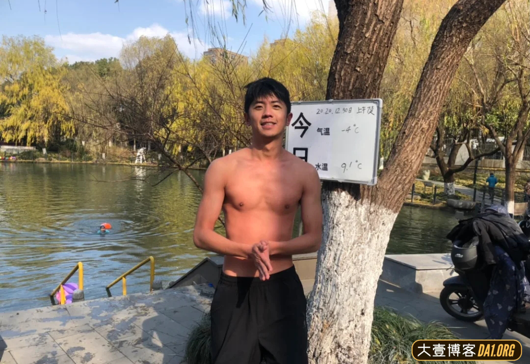 酷爱野泳的四川帅哥，一年四季都穿着泳裤泡在水里