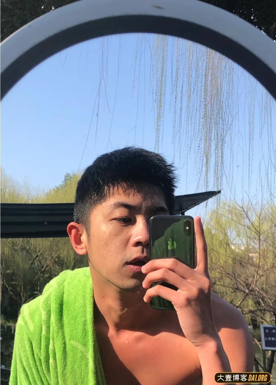 酷爱野泳的四川帅哥，一年四季都穿着泳裤泡在水里