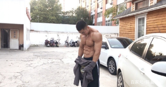 河北猛男脱衣秀肌肉，让你见识下什么叫北方爷们儿！