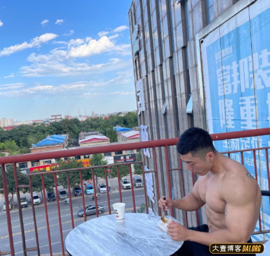 河北猛男脱衣秀肌肉，让你见识下什么叫北方爷们儿！