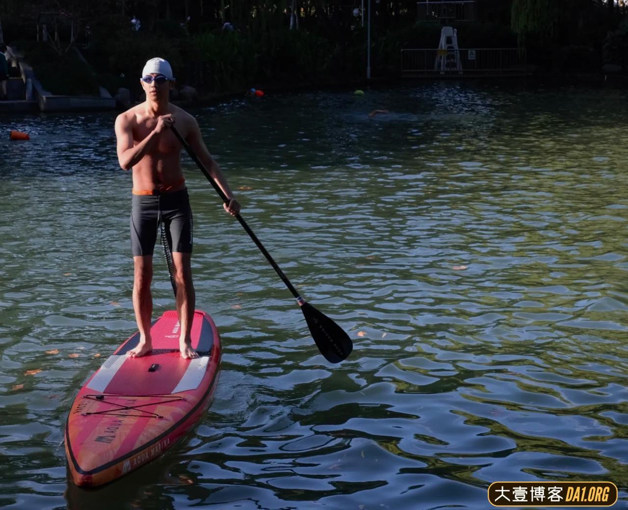 酷爱野泳的四川帅哥，一年四季都穿着泳裤泡在水里