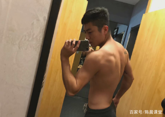 河北猛男脱衣秀肌肉，让你见识下什么叫北方爷们儿！