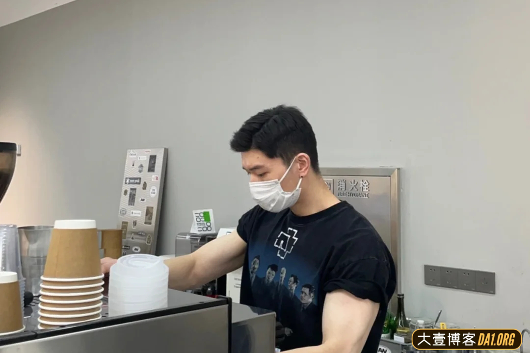 抓拍帅气咖啡师，这手臂也太粗壮了吧！-大壹博客