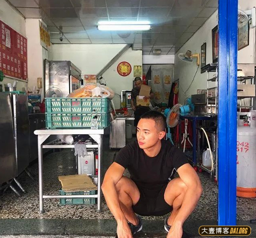 喜欢爬山潜水的运动小哥，浓眉大眼双眼皮，皮肤黑黑惹人爱